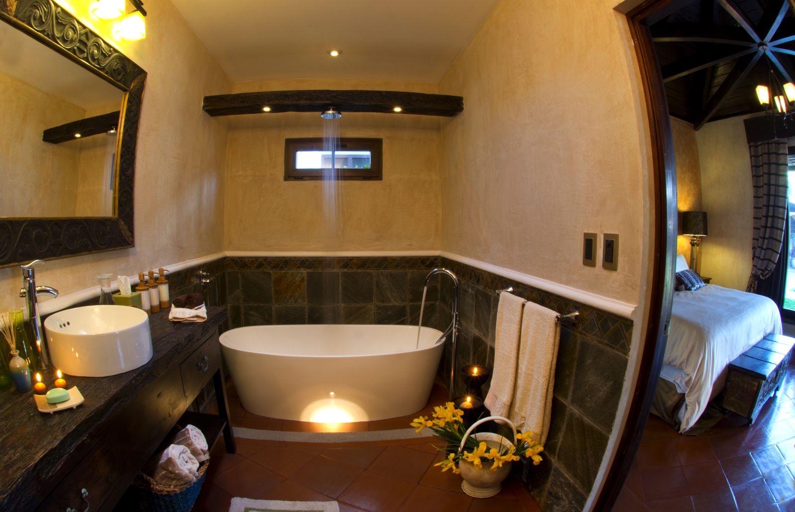 Private ensuite bathroom at Casa Philipps